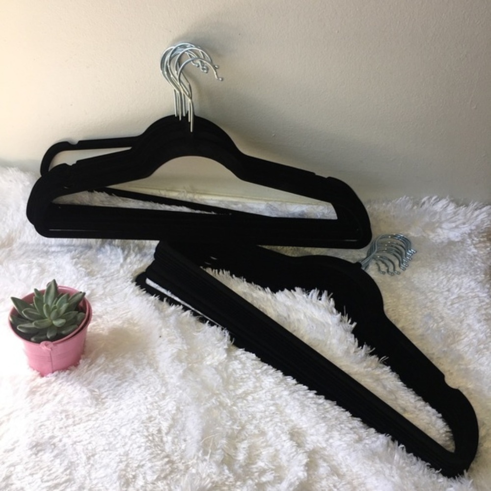 30 Black Velvet Non Slip Hangers Brand New in Bag - Picture 3 of 5